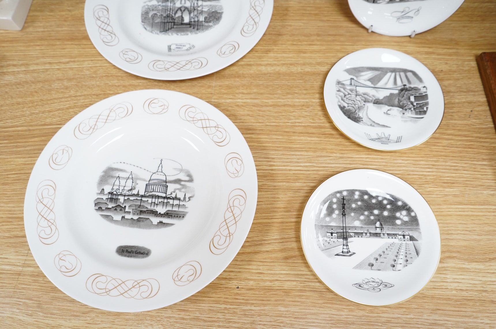 Laurence Whistler for Wedgwood, ‘Outlines of Grandeur’, three dinner plates and three side dishes to include New Delhi and Holyroodhouse, largest 27cm in diameter